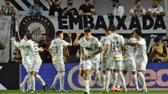 Zé Rafael comemora gol pelo Santos contra o Corinthians na Vila Belmiro.