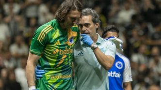 Goleiro Cássio recebendo atendimento médico durante o clássico entre Atlético-MG e Cruzeiro.