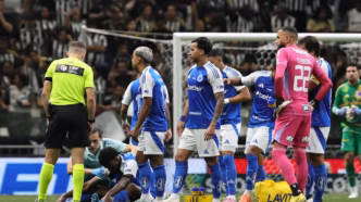 Jogadores reclamam com o árbitro durante a partida de futebol entre Atlético-MG e Cruzeiro.