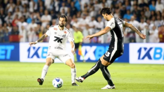 Lautaro Díaz em ação durante a partida entre Santos e Corinthians.