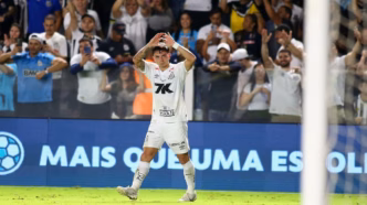 Barreal comemora gol do Santos contra o Corinthians na Vila Belmiro.
