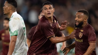 Thiago Silva comemora gol decisivo pelo Fluminense contra o Juventude no Maracanã.