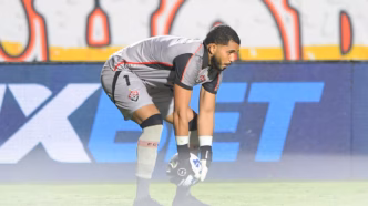 Lucas Arcanjo em ação pelo Vitória no Barradão