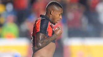 Volante Dudu, do Vitória, lamenta expulsão durante o clássico Ba-Vi.