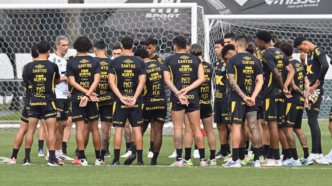 Elenco do Santos reunido no CT Rei Pelé com o técnico Vojvoda em treinamento.