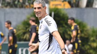 Juan Pablo Vojvoda comandando treino do Santos no CT Rei Pelé.