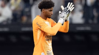 Hugo Souza, goleiro do Corinthians, em ação pela Seleção Brasileira.