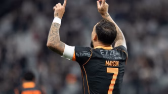 Maycon, volante do Corinthians, comemora gol contra o Atlético-MG.