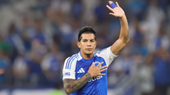 Lucas Romero, volante do Cruzeiro, em campo.