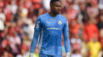 Carlos Miguel, goleiro do Palmeiras, em ação durante jogo da Libertadores.