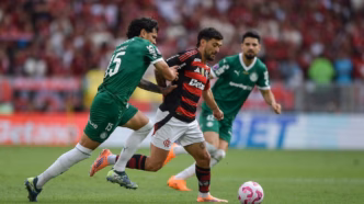 Flamengo e Palmeiras em campo pelo Campeonato Brasileiro