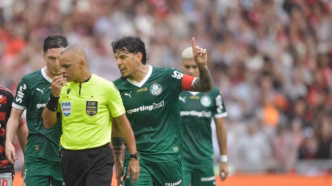 Gustavo Gómez reclama com o árbitro Wilton Pereira Sampaio durante partida entre Flamengo e Palmeiras.