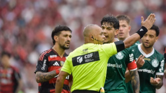 Árbitro Wilton Pereira Sampaio em ação durante a partida entre Flamengo e Palmeiras.