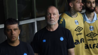 Mano Menezes criticando o desempenho do Grêmio após a derrota.