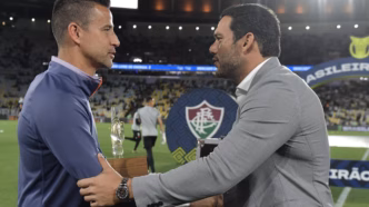 Samir Xaud, presidente da CBF, entrega troféu ao goleiro Fábio do Fluminense antes do jogo contra o Vasco.