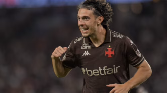 Nuno Moreira comemora gol do Vasco em clássico contra o Fluminense.