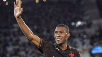 Rayan comemora gol decisivo do Vasco contra o Fluminense no Maracanã.