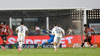 Matheuzinho do Vitória comemora gol de pênalti contra o Santos.