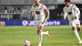 Guilherme, atacante do Santos, em lance durante partida contra o Vitória pelo Campeonato Brasileiro.