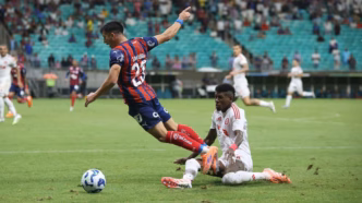 Vitão sente lesão no joelho esquerdo durante partida contra o Bahia pelo Brasileirão.