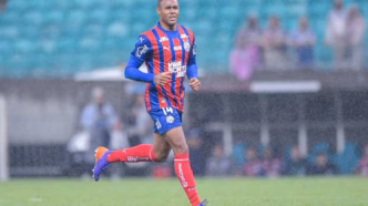 Volante Erick do Bahia em ação durante partida contra o Internacional pelo Brasileirão.