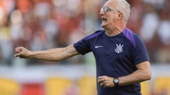 Dorival Júnior em campo, técnico do Corinthians.