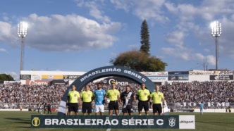 Jogadores da Ponte Preta comemoram gol no Estádio Moisés Lucarelli.