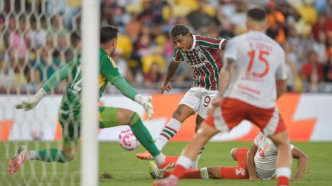 John Kennedy, do Fluminense, chuta para gol defendido por Ivan, do Internacional, durante partida do Brasileirão.