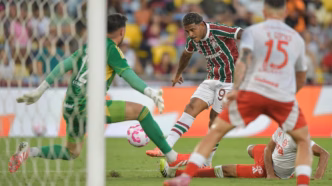 Ivan, goleiro do Internacional, em ação durante a partida contra o Fluminense.