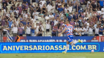 Breno Lopes comemora gol do Fortaleza contra o Flamengo pelo Campeonato Brasileiro.