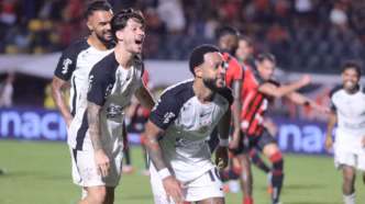 Jogadores do Corinthians em campo durante a partida contra o Vitória.