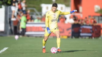 Felipe Longo, goleiro do Corinthians, em ação.