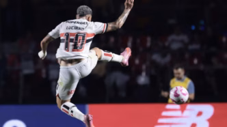 Luciano atacante São Paulo comemora gol após atingir 100 gols