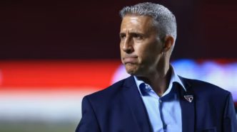 Hernán Crespo, técnico do São Paulo, em ação durante partida.