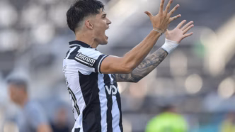 Joaquín Correa comemora o gol mais rápido da história do Brasileirão em Botafogo x Santos.