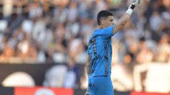 Gabriel Brazão em ação durante partida entre Santos e Botafogo no Campeonato Brasileiro.