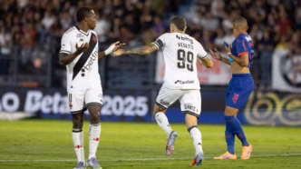Pablo Vegetti comemora seu gol pelo Vasco contra o Bragantino no Campeonato Brasileiro.