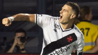 Vegetti comemora um de seus gols pelo Vasco contra o Bragantino no Brasileirão.