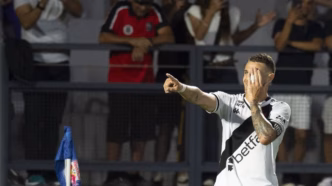 Pablo Vegetti comemora gol pelo Vasco contra o Bragantino em partida do Campeonato Brasileiro.