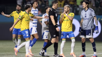 Palmeiras em campo no Allianz Parque durante a partida contra o Cruzeiro pelo Brasileirão.