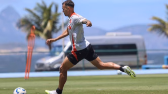 Alan Patrick em treino do Internacional, recuperado de lesão.