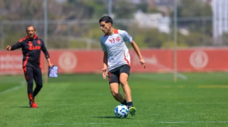 Alisson, lateral-esquerdo do Internacional, treinando com o time profissional.