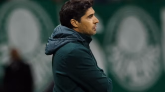 Abel Ferreira, técnico do Palmeiras, concedendo entrevista coletiva.