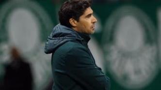 Abel Ferreira, técnico do Palmeiras, sorri em campo.
