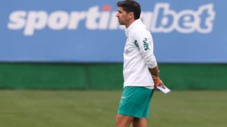 Abel Ferreira, técnico do Palmeiras, comandando treino.