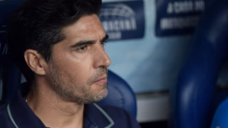Abel Ferreira antes de jogo do Palmeiras, com foco na partida contra o Flamengo.