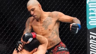 Alex Poatan comemorando vitória no UFC 320