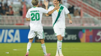 Roger Ibañez comemora gol pelo Al-Ahli