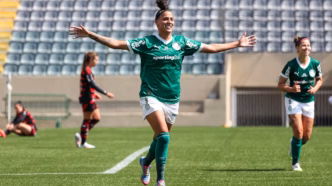 Amanda Gutierres comemora gol pelo Palmeiras no Brasileirão Feminino.