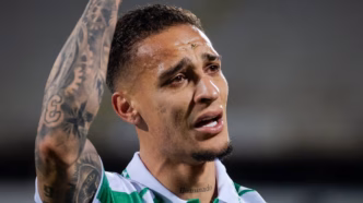 Antony comemora gol marcado pelo Real Betis na Espanha.